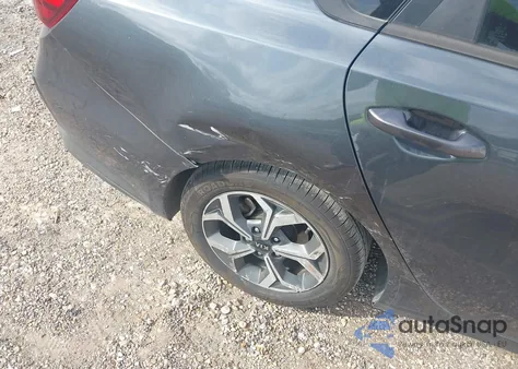 2021 Kia Forte Lxs z USA, uszkodzony, nr VIN 3KPF24AD8ME393255